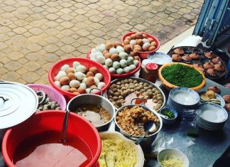 Đến Lân Nguyệt thưởng thức bánh căn Phan Thiết Bánh căn Lân Nguyệt