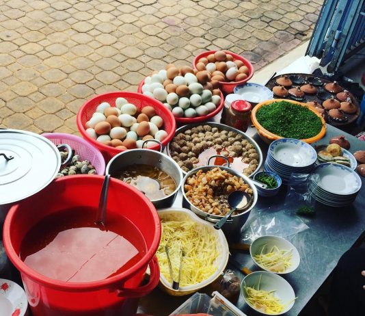 Đến Lân Nguyệt thưởng thức bánh căn Phan Thiết Bánh căn Lân Nguyệt