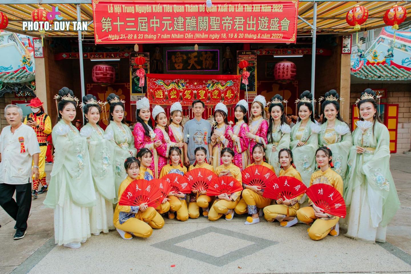 Trong ngày lễ hội, các nam thanh nữ tú sẽ hóa trang thành nhiều nhân vật trong sử thi Trung Hoa